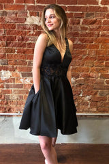 A-Line Black V-Neck Short Homecoming Dress with Pockets