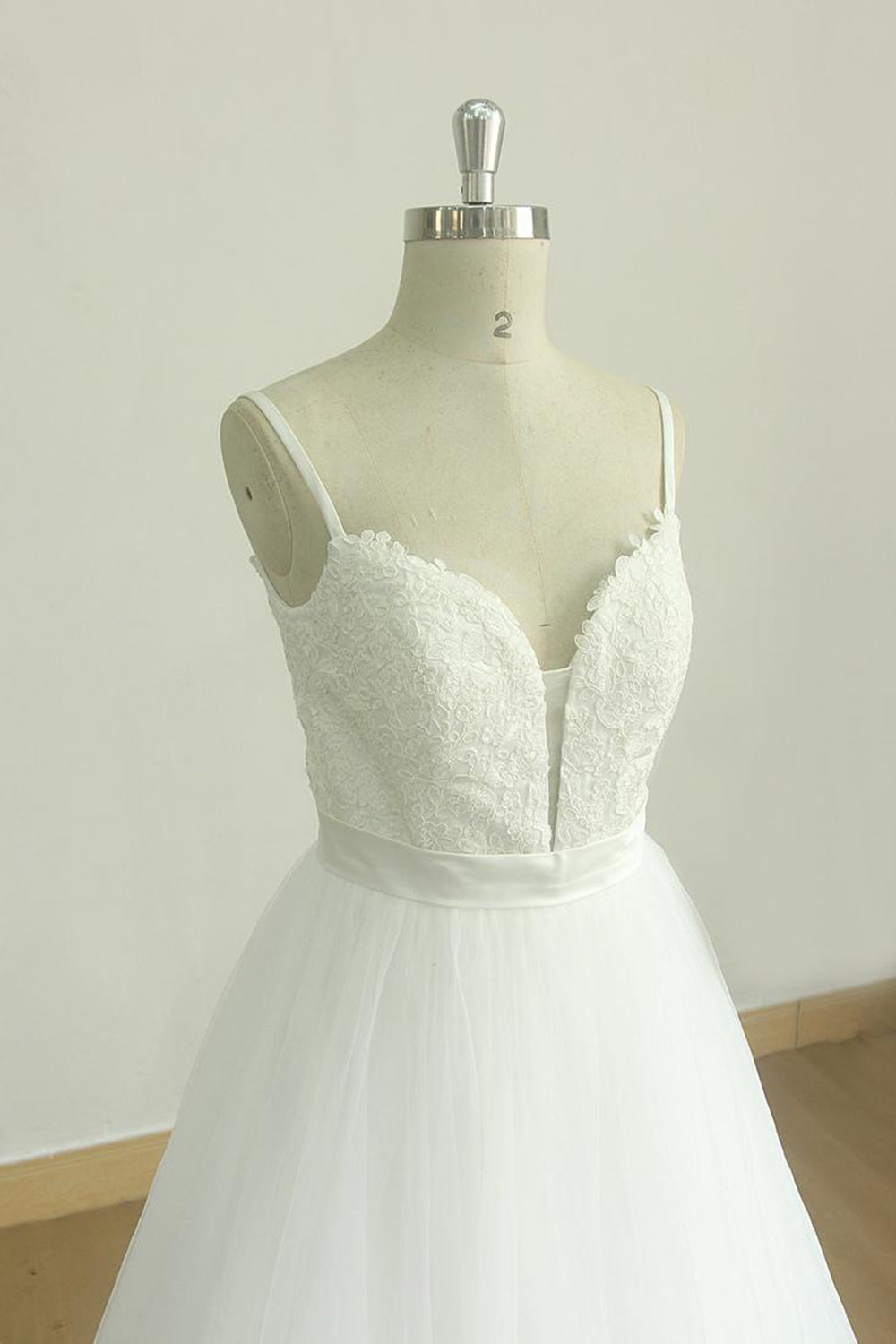 Chic Spaghetti Straps V-Neck Wedding Dresses White Tulle Appliques Bridal Gowns Online-27dress