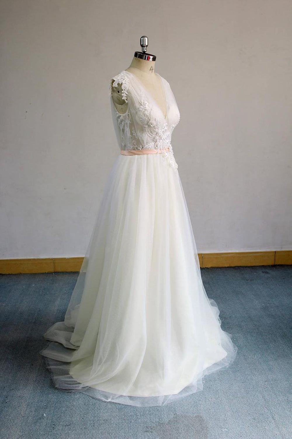 Gorgeous V-neck Sleeveless A-line Wedding Dresses Champgne Tulle Bridal Gowns With Appliques On Sale-27dress