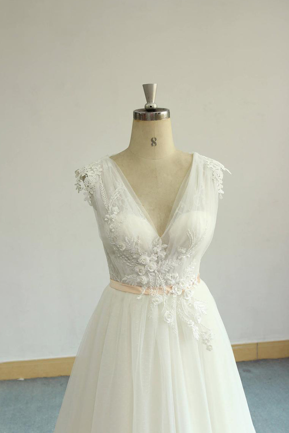 Gorgeous V-neck Sleeveless A-line Wedding Dresses Champgne Tulle Bridal Gowns With Appliques On Sale-27dress