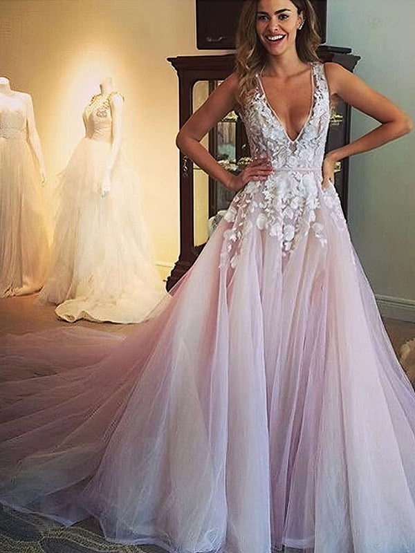 Princess V-neck Tulle Court Train Prom Dresses with Appliques Lace