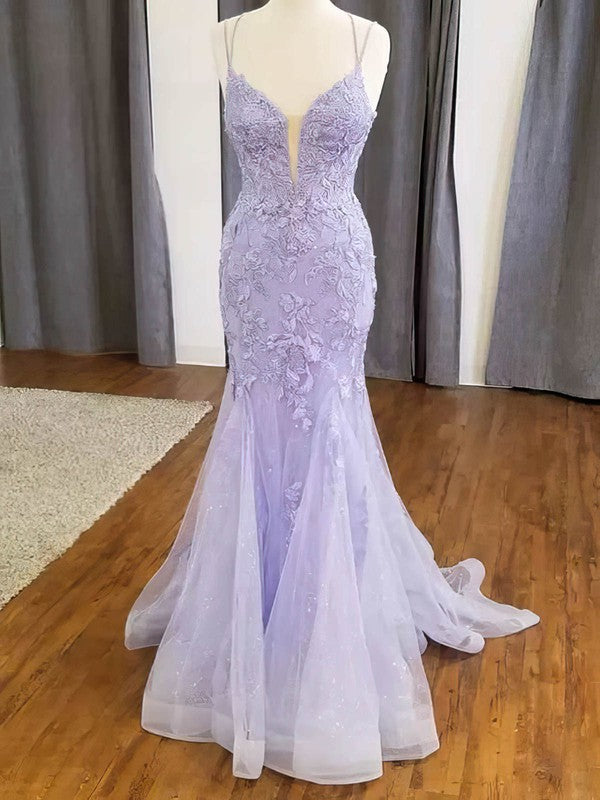 Stunning Trumpet/Mermaid V-neck Tulle Glitter Prom Dress with Sweep Train and Appliques Lace