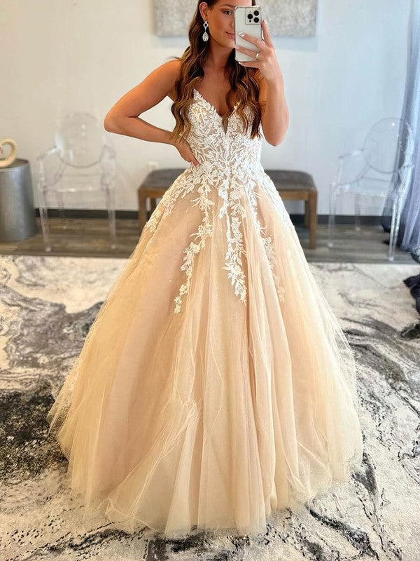 Stunning Tulle V-neck Ball Gown Prom Dress with Lace Appliques