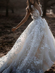 V-neck Tulle Ball Gown Wedding Dress with Appliques Lace